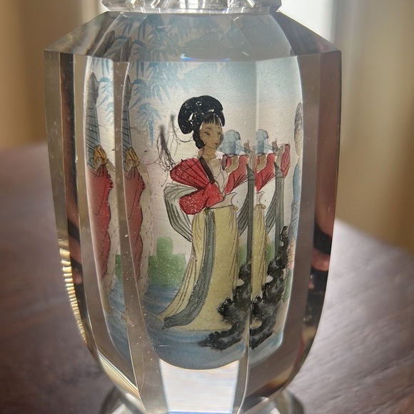 Reverse Painted Vase with Geisha - Beautiful!! - Picture 3 of 7